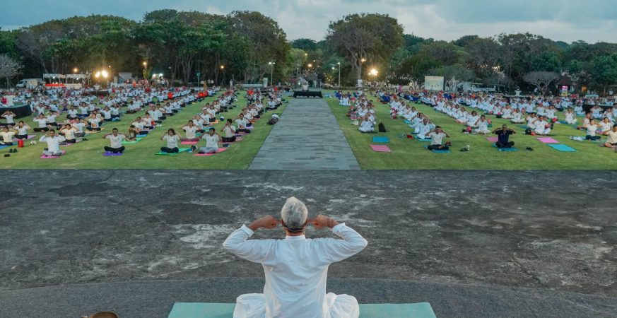 Perayaan Hari Yoga Internasional 2025 di Nusa Dua Bali dengan peserta massal dan sesi yoga bersama.