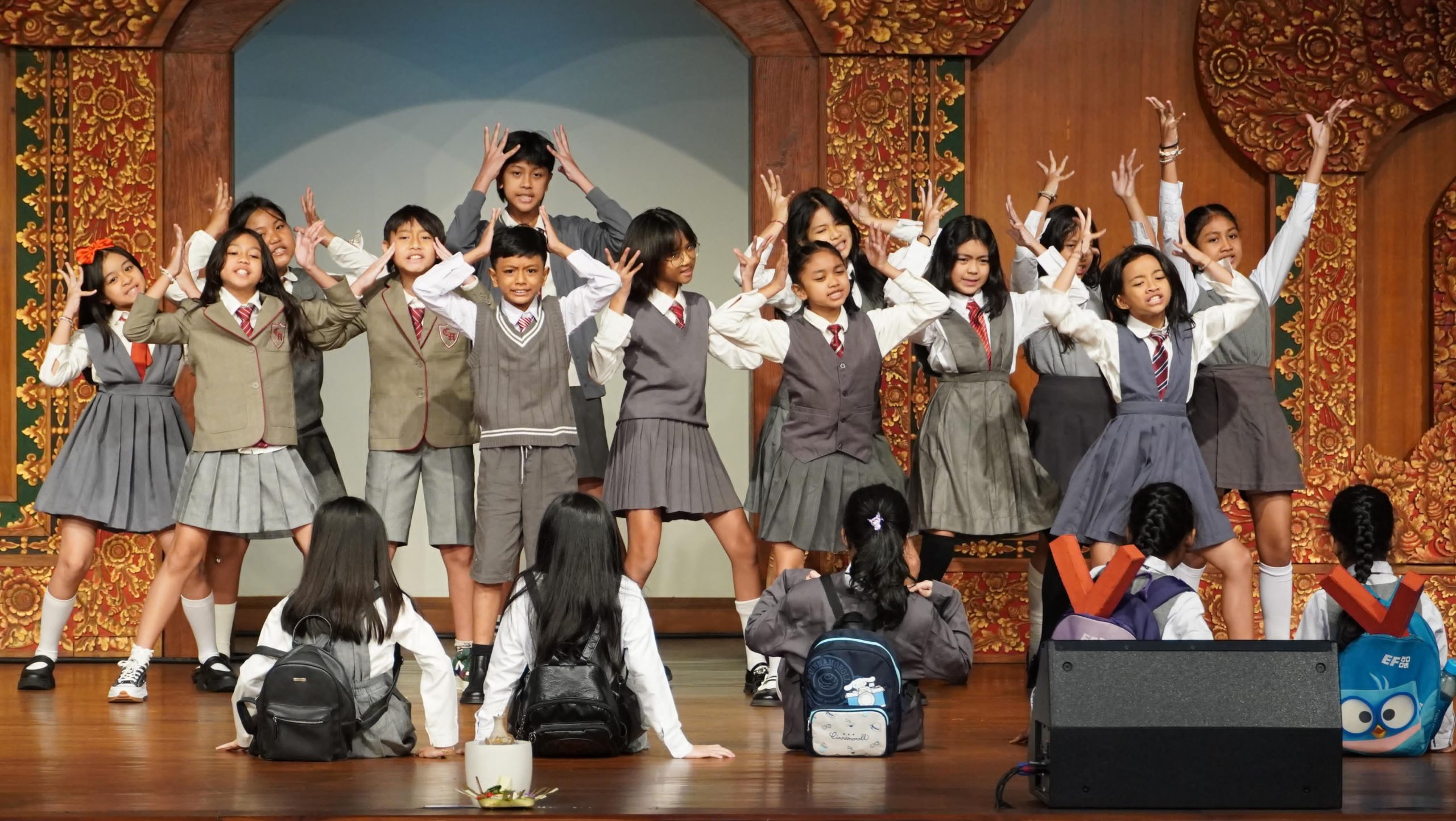 Putri Suastini Koster mengapresiasi latihan para siswa Janawati Academy untuk pertunjukan A Night of Broadway, mendorong mereka tampil ekspresif dan penuh energi dalam pementasan di Semarang.