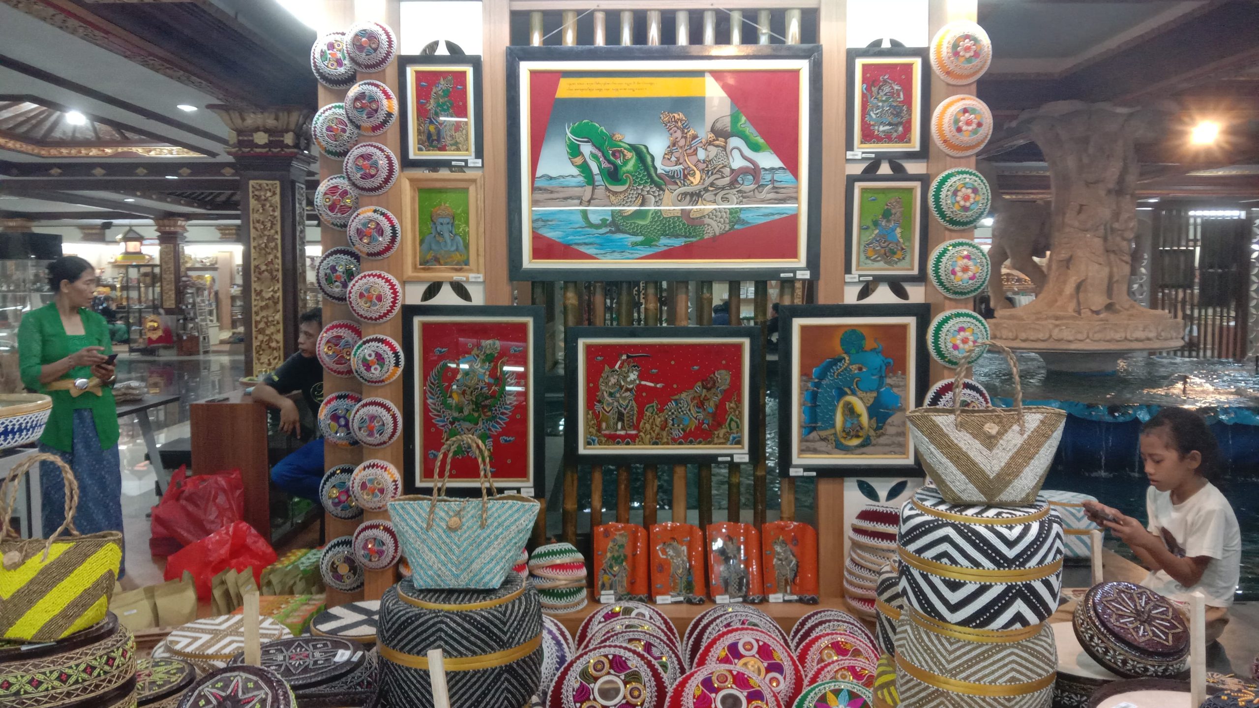 Stand UMKM di PKB 2025 memberikan ruang bagi pelaku usaha dengan penataan yang lebih baik dan gratis.