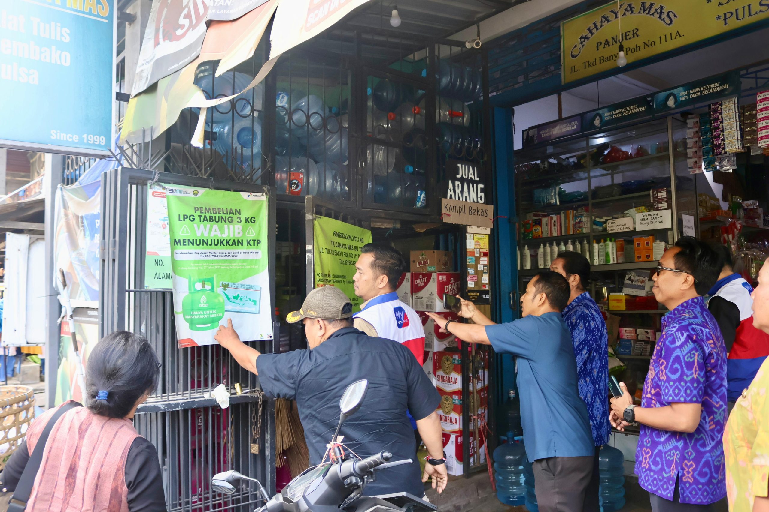 Tim Pengawas Terpadu Disperindag Bali melakukan sidak LPG 3 kg di Pangkalan Panjer.