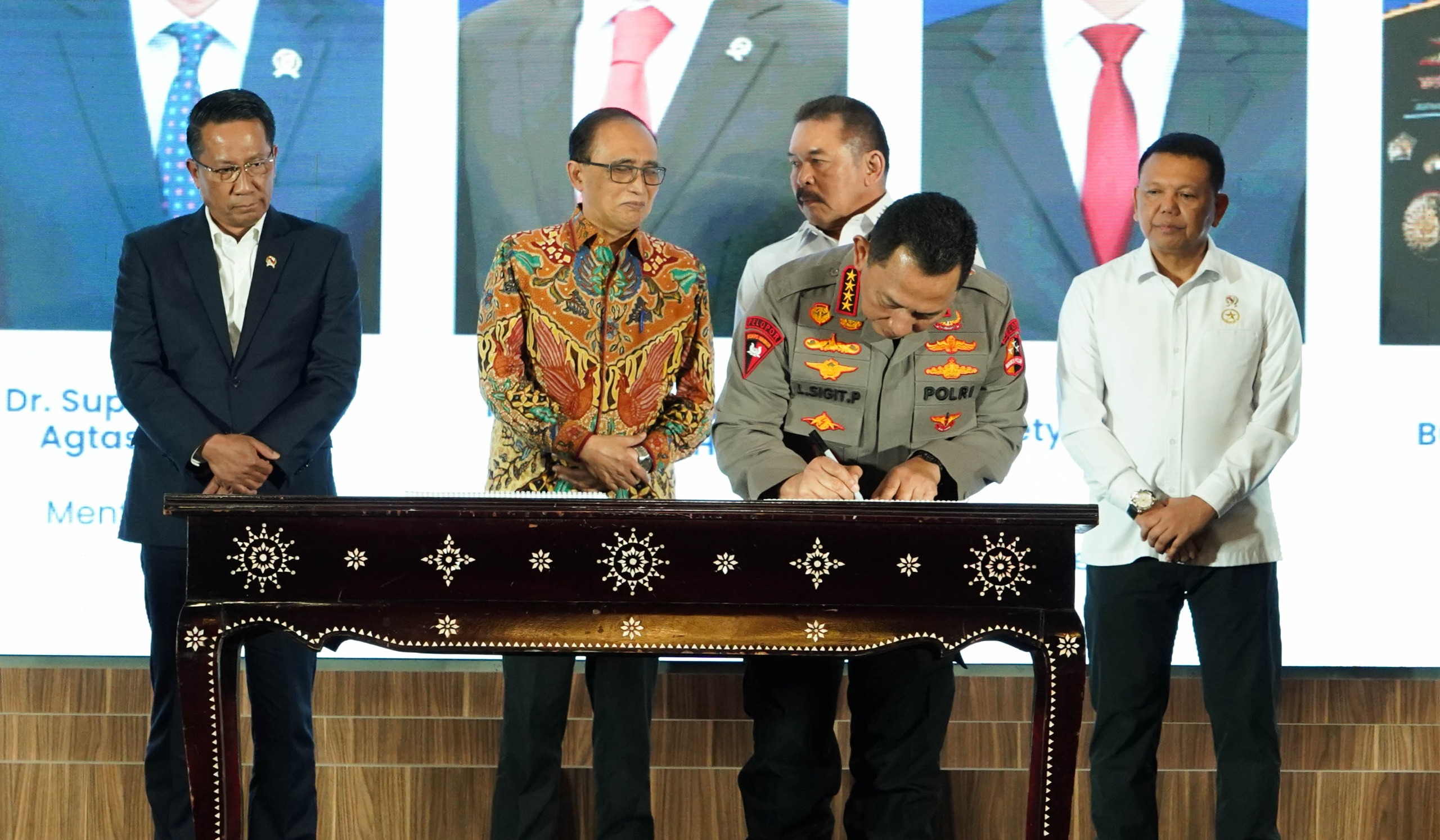 Penandatanganan DIM RUU KUHAP oleh Menkum, Kapolri, Jaksa Agung, Ketua MA, dan Wamen Setneg di Kemenkum.