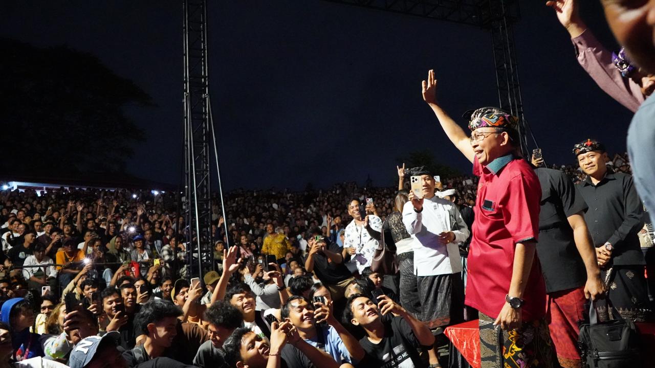 Gubernur Bali Wayan Koster bersama penonton muda saat menyaksikan lomba baleganjur di panggung Ardha Candra Denpasar.