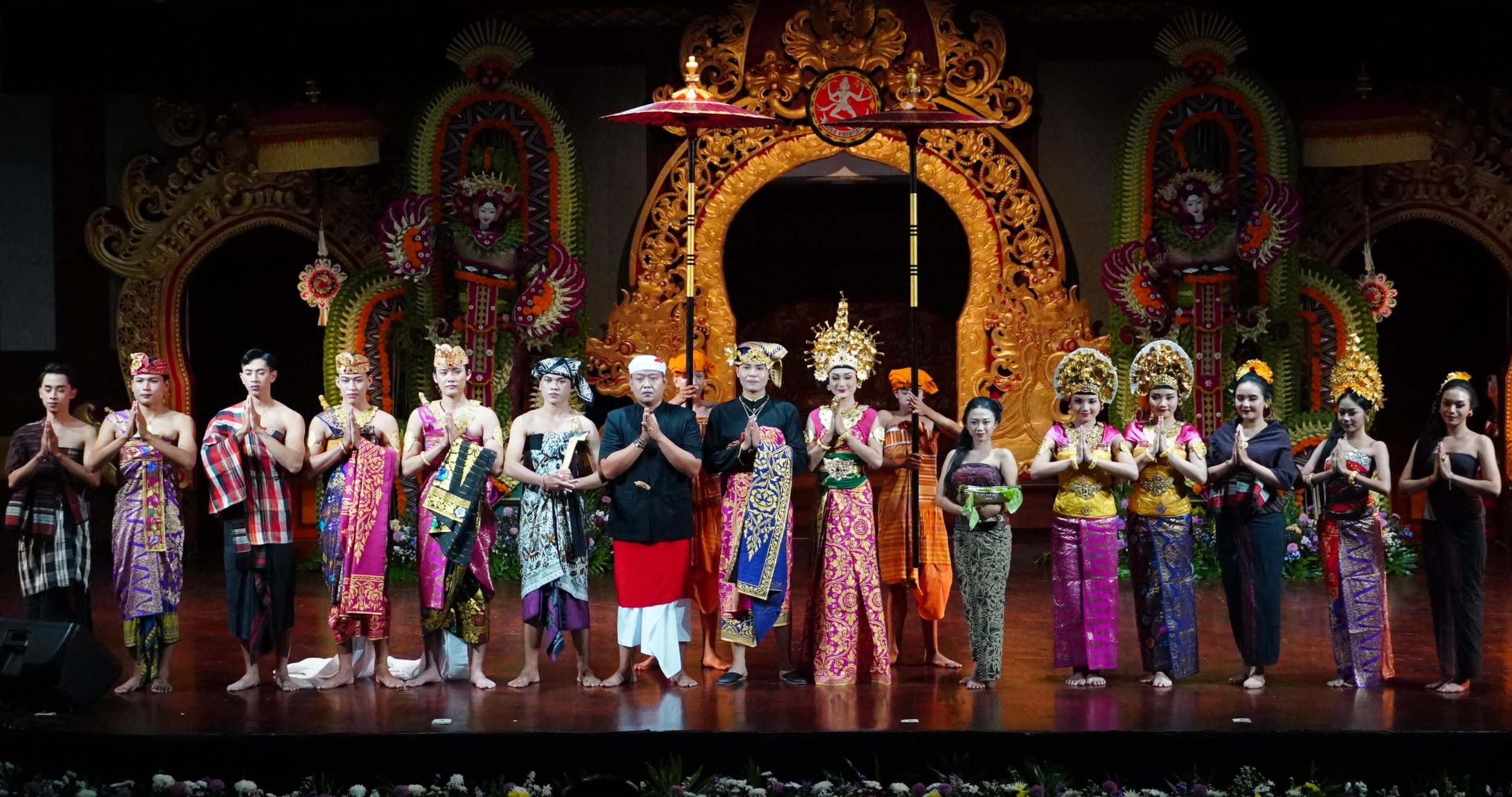 Parade busana adat Bali dari berbagai kota dan kabupaten dalam Pesta Kesenian Bali 2025 di Gedung Ksirarnawa.