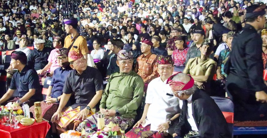 Ribuan penonton saksikan Utsawa Gong Kebyar Legendaris di Panggung Ardha Candra PKB 2025 bersama Gubernur Bali.