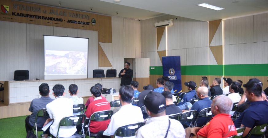 Pitch Workshop PSSI di Stadion Si Jalak Harupat, Kabupaten Bandung, dengan peserta menguji kualitas lapangan.