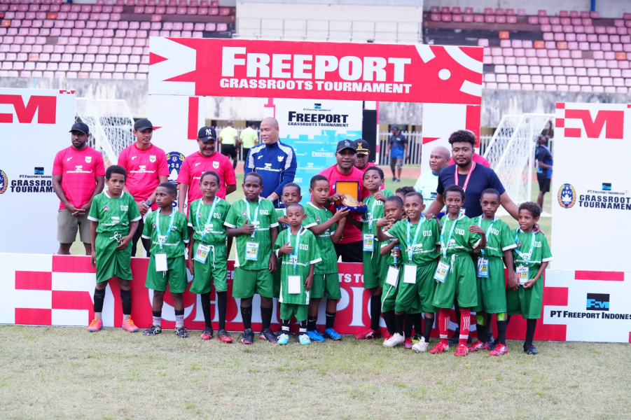 Pemain sepak bola muda Papua bertanding dalam Freeport Grassroots Tournament 2025.