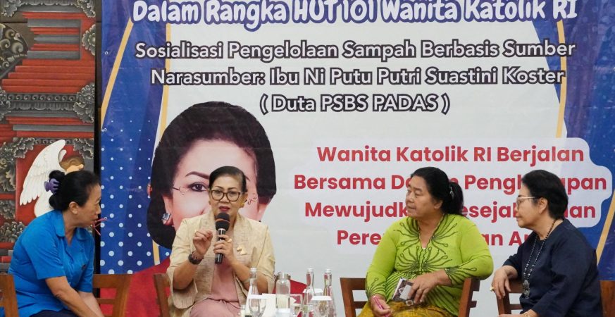 Putri Suastini Koster saat sosialisasi pengelolaan sampah berbasis sumber bersama WKRI di Denpasar.