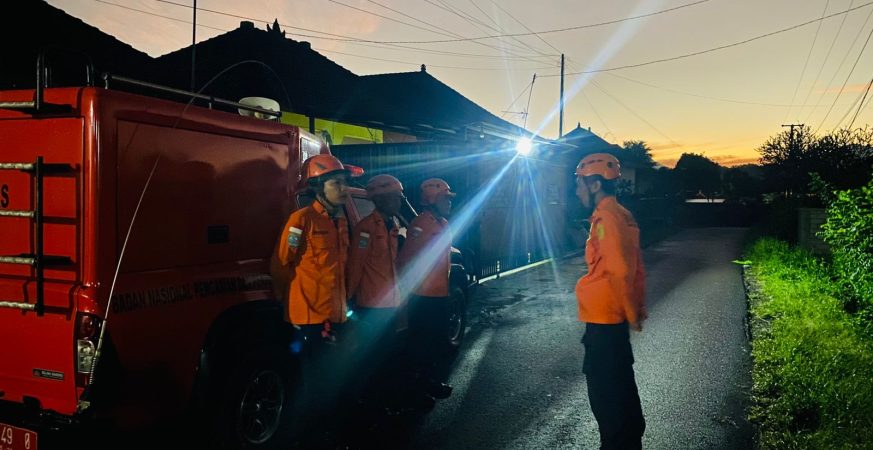 Search and rescue operation for missing hikers on Mount Batukaru, Tabanan.