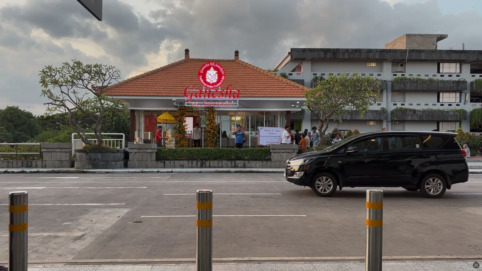 Gerai Ganesha ek Sanskriti di area drop-off dan Hall Kedatangan Bandara Internasional I Gusti Ngurah Rai, Denpasar.