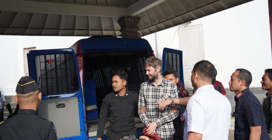 Petugas Imigrasi Bali mengawal proses ekstradisi WN Rusia buronan Interpol di Bandara Ngurah Rai.