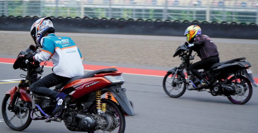 Racers compete at Mandalika Drag Fest 2025 at Pertamina Mandalika Circuit.