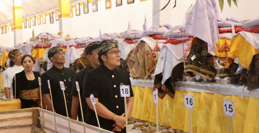 Wagub Giri Prasta hadiri Upacara Pitra Yadnya Prenawa Agung lan Nyekah Kinembulan di Desa Adat Kedewatan, Gianyar.
