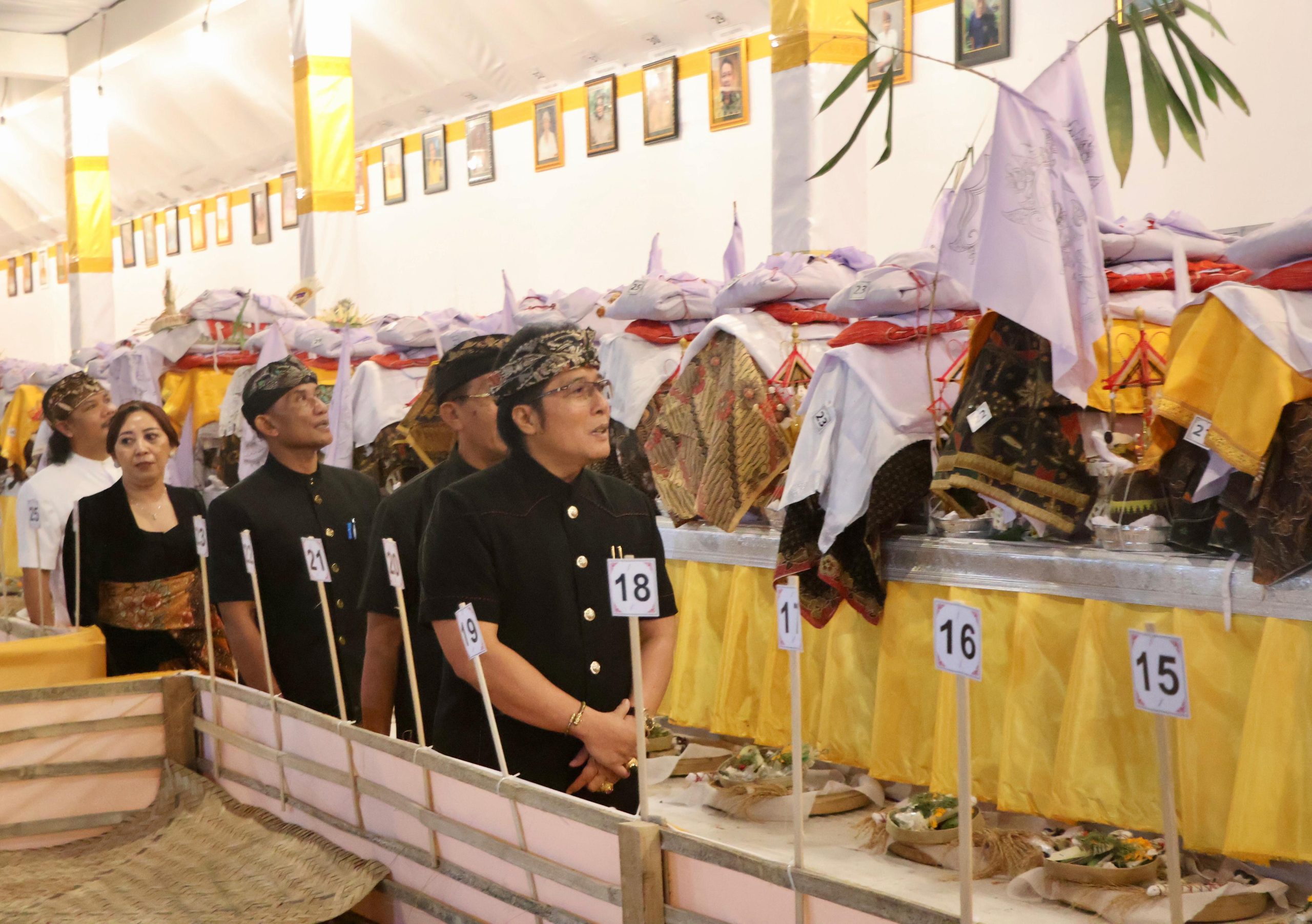 Wagub Giri Prasta hadiri Upacara Pitra Yadnya Prenawa Agung lan Nyekah Kinembulan di Desa Adat Kedewatan, Gianyar.