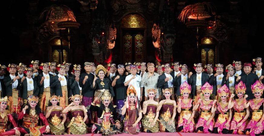 Foto bersama seusai Parade Gong Kebyar PKB 2025 di Ardha Candra, Taman Budaya Bali.