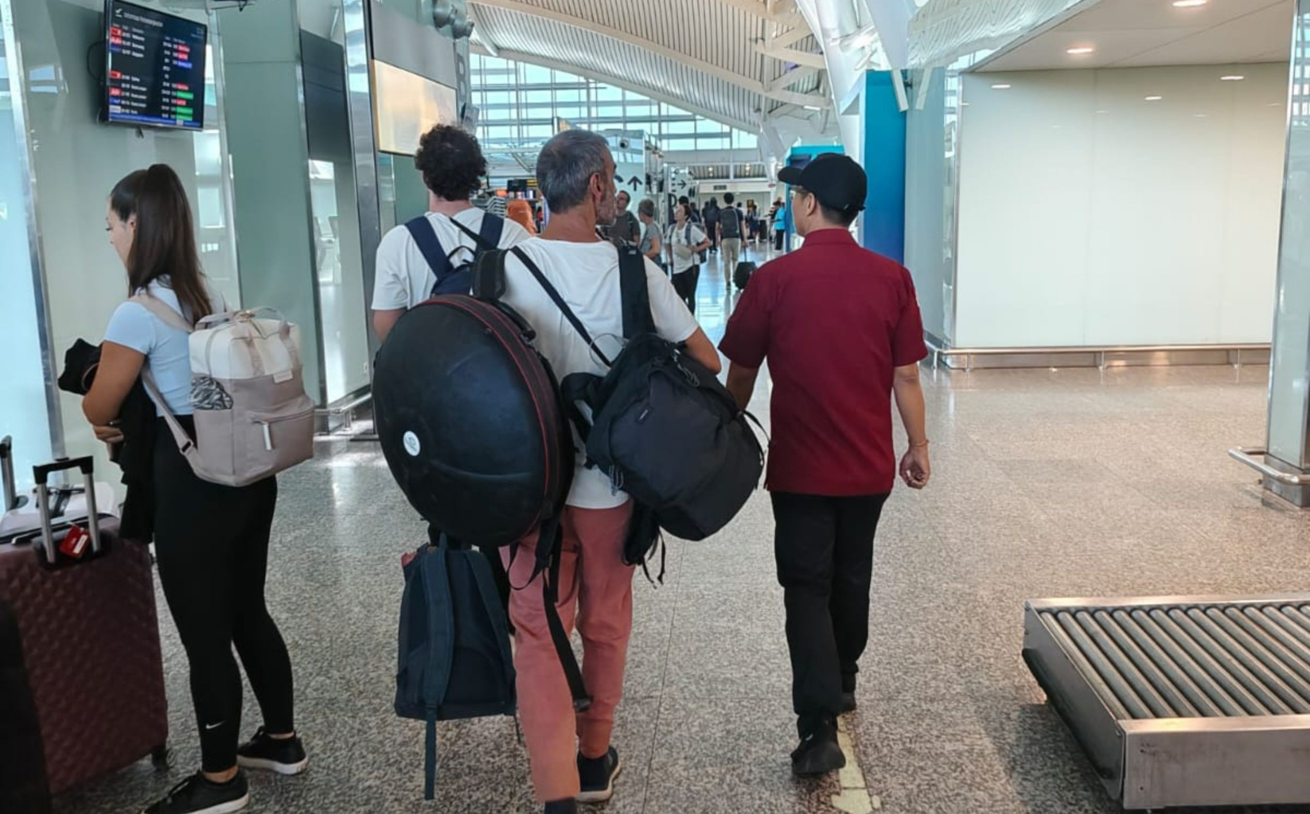 Salah satu WNA tengah diantar oleh petugas imigrasi untuk dideportasi.