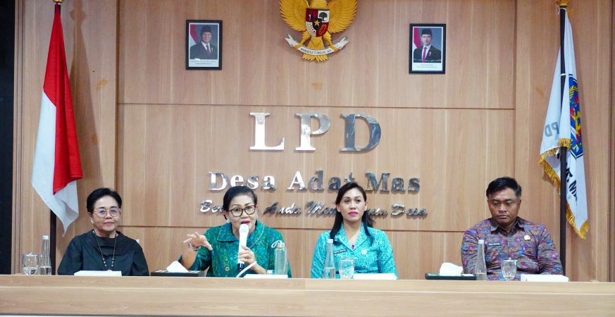 Putri Koster mensosialisasikan pengelolaan sampah berbasis sumber di Ubud dan Payangan, Bali.