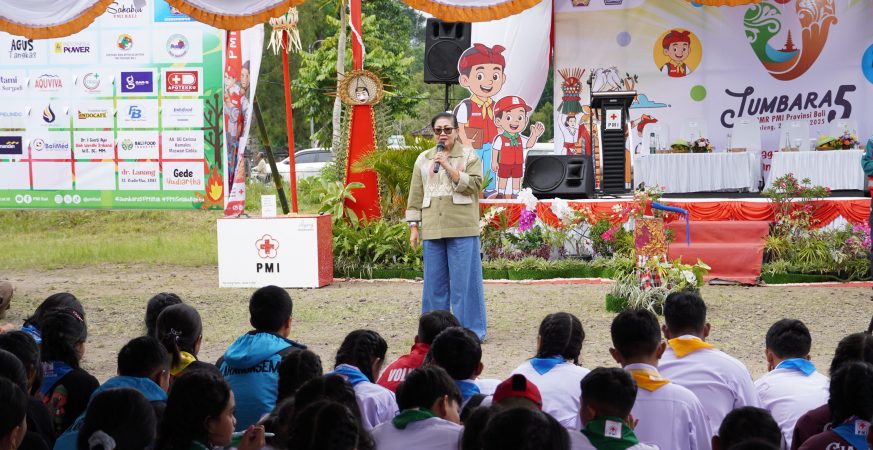 Putri Suastini Koster mengajak peserta PMR di Danau Buyan untuk kelola sampah dari rumah.