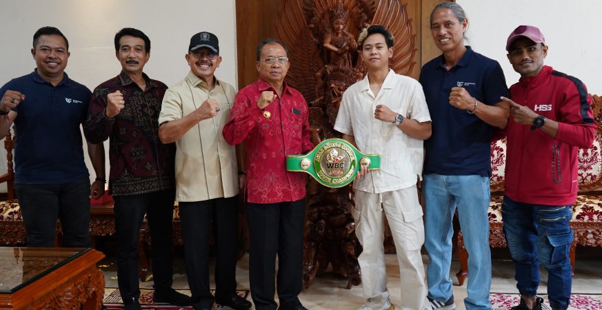 Petinju muda Bali Surya Dharma menerima ucapan selamat dari Gubernur Bali atas kemenangan WBC Asia Youth Super Flyweight.
