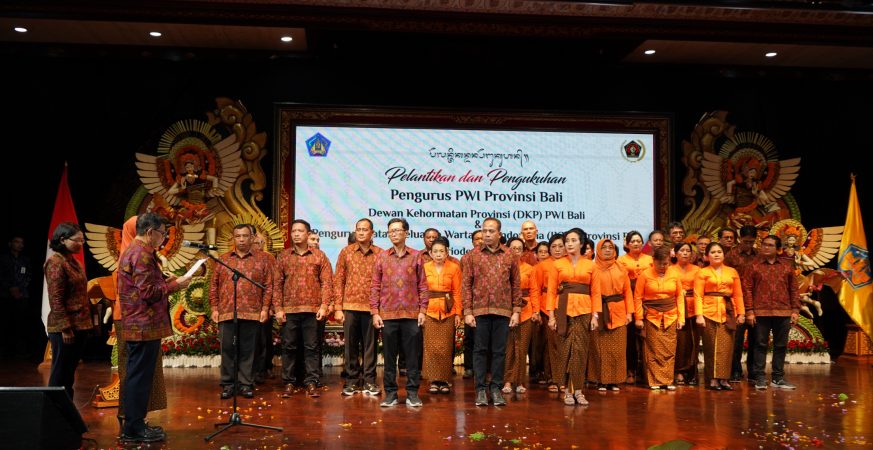 Pelantikan pengurus PWI Bali 2025–2030 di Taman Budaya Denpasar bersama Wakil Gubernur Bali Giri Prasta.