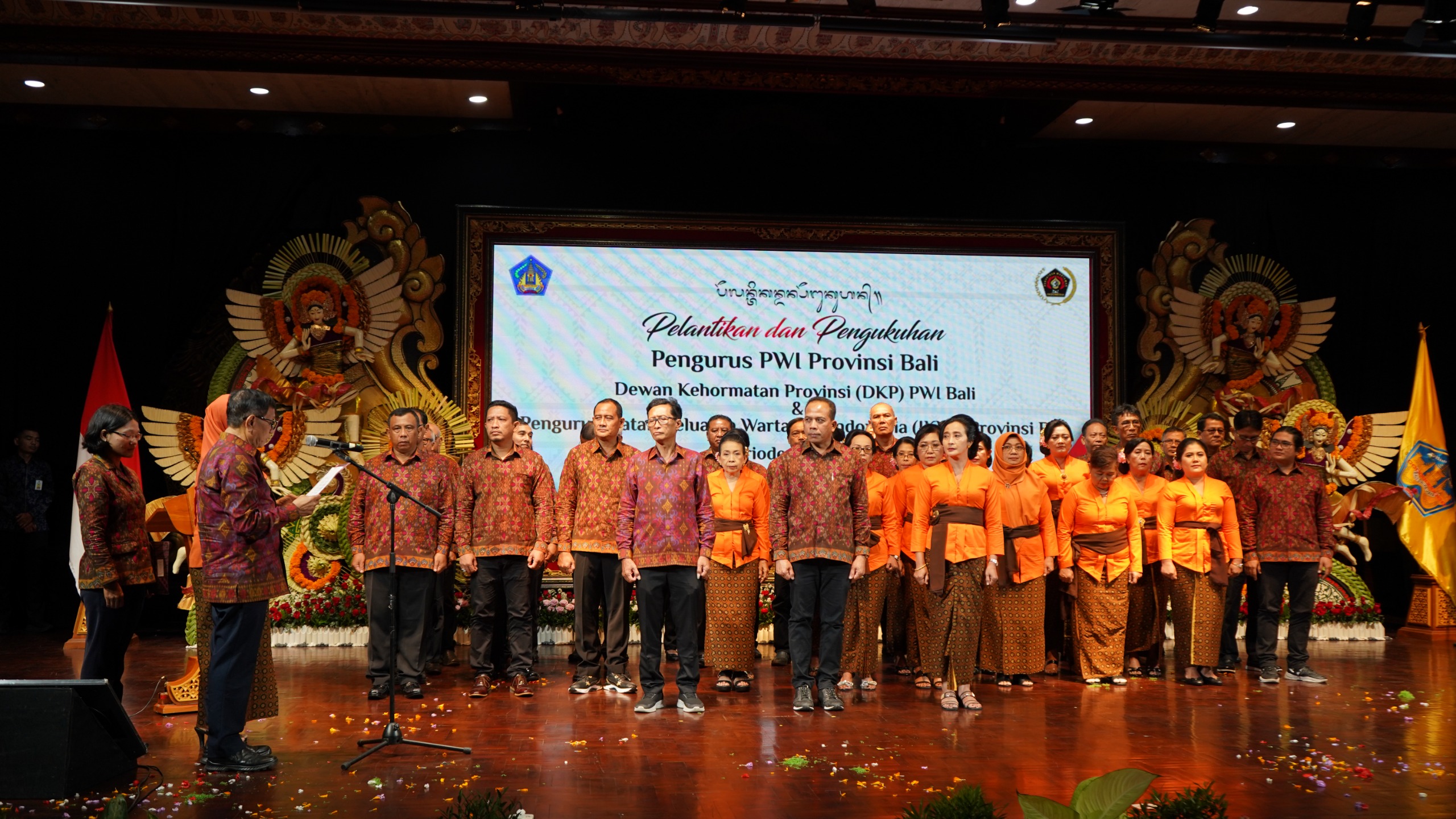 Pelantikan pengurus PWI Bali 2025–2030 di Taman Budaya Denpasar bersama Wakil Gubernur Bali Giri Prasta.