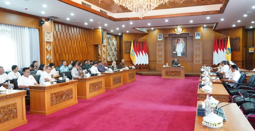 Gubernur Bali dan PLN rapat bahas proyek Sutet 500kV Gilimanuk-Antosari untuk perkuat sistem listrik Bali.