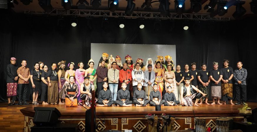 Gubernur Bali Wayan Koster menghadiri pagelaran teater modern Maha Senapati Drona di Festival Seni Bali Jani VII 2025.