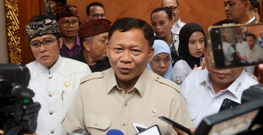 Wagub Bali I Nyoman Giri Prasta mendampingi Wamen KKP sosialisasikan proyek PPN Pengambengan di Kantor Gubernur Bali.