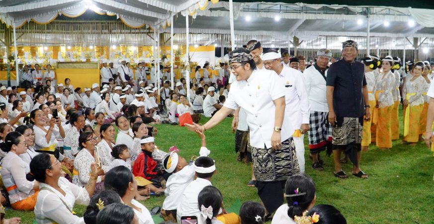 Wakil Gubernur Bali hadiri upacara Karya Pitra Yadnya dan Manusa Yadnya di Desa Adat Sading, Mengwi.