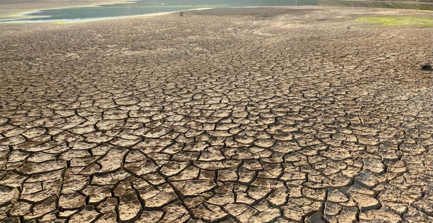 Peta global wilayah benua yang mengering akibat perubahan iklim dan kehilangan air tanah.