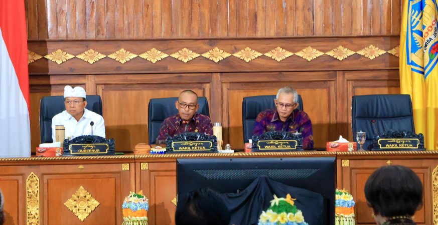 Gubernur Bali Wayan Koster menjawab pandangan fraksi terhadap Raperda Perubahan APBD 2025 di Denpasar.