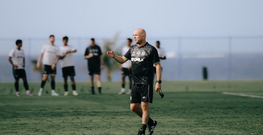 Pelatih Bali United Johnny Jansen tengah melatih pemain muda Bali United.