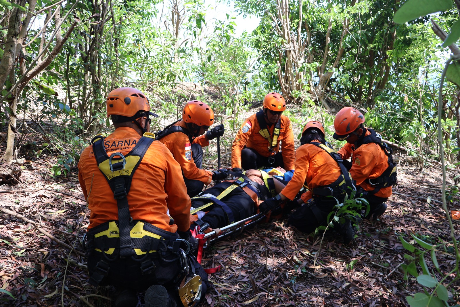 Latihan kesiapsiagaan SAR evakuasi korban paralayang di Pantai Melasti Denpasar.