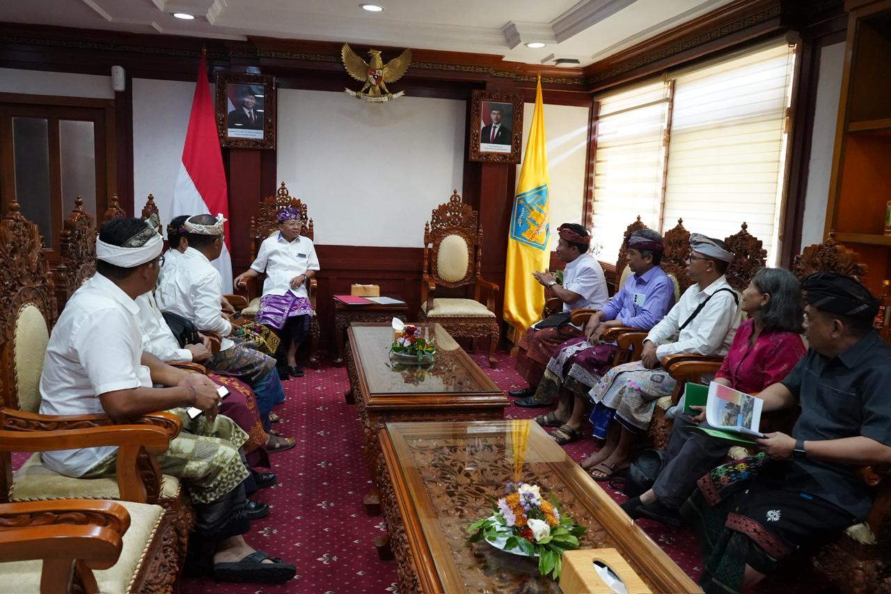 Governor Wayan Koster meets PDHI Bali to discuss rabies control efforts.