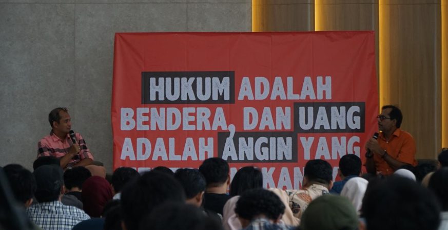 Wamenkum Edward O. S. Hiariej dan Haris Azhar berdiskusi tentang RUU KUHAP di UII Yogyakarta.