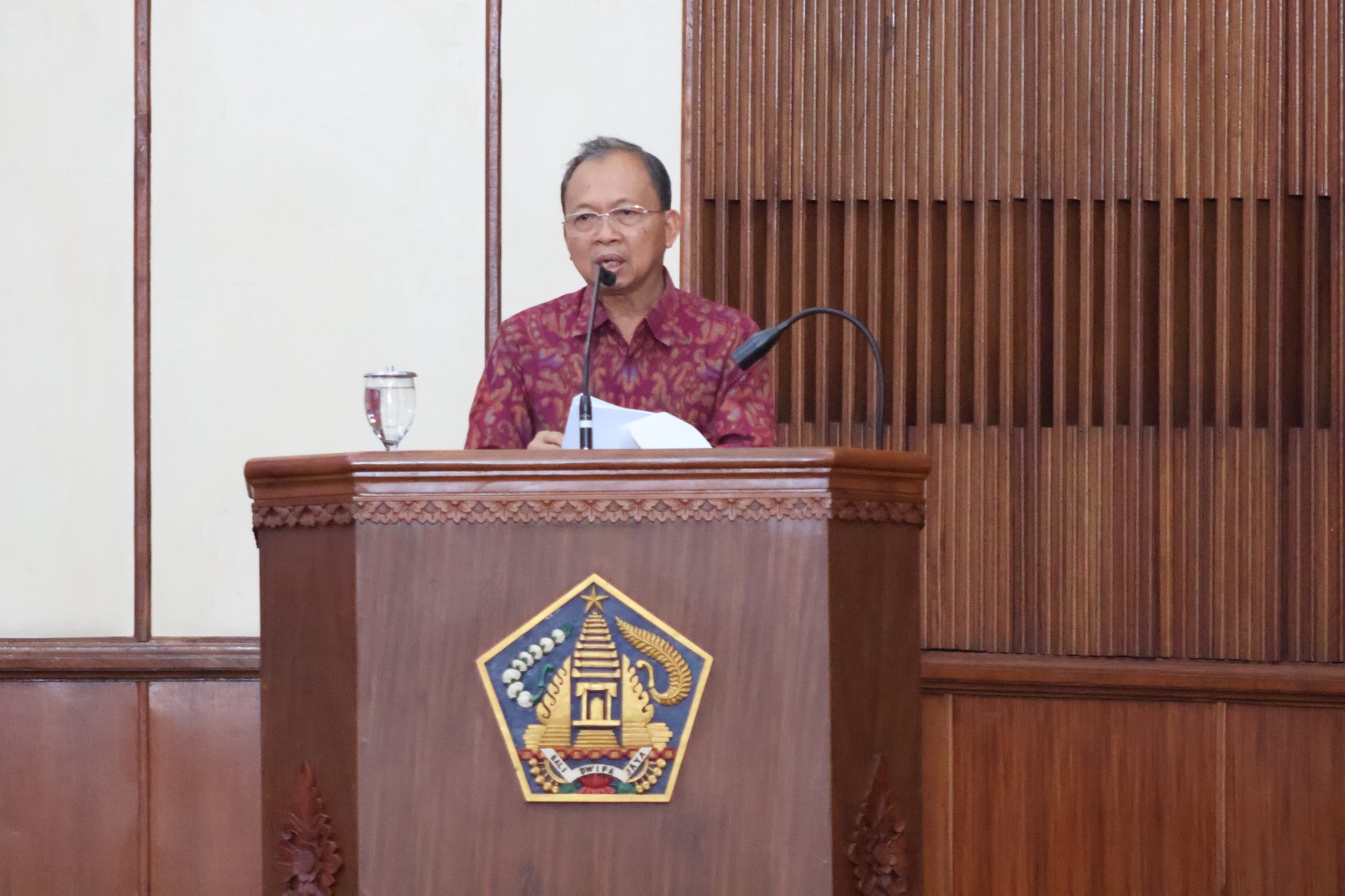 Gubernur Bali Wayan Koster memaparkan Raperda Bale Kerta Adhyaksa dalam Rapat Paripurna DPRD Provinsi Bali.