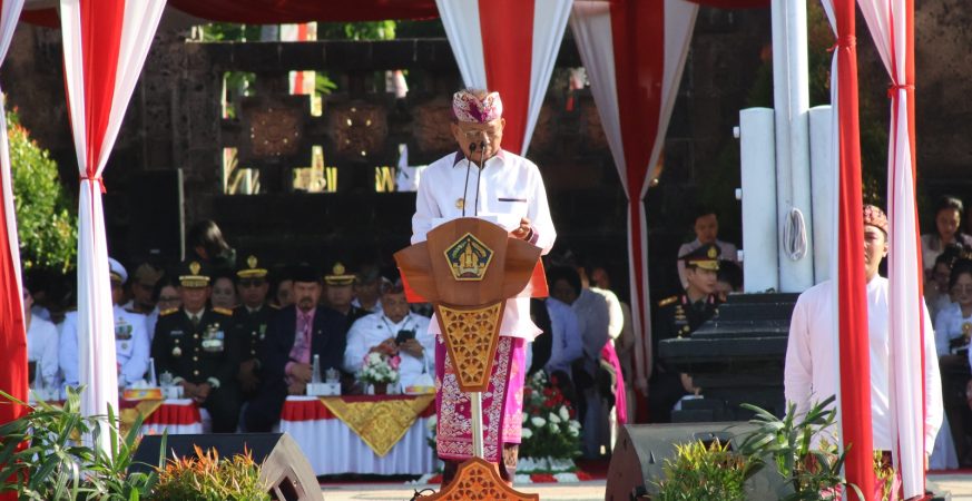Gubernur Bali Wayan Koster meluncurkan QRIS Tap di Trans Metro Dewata pada HUT ke-67 Provinsi Bali.