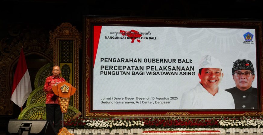 Gubernur Bali Wayan Koster memberikan pengarahan PWA kepada pelaku usaha pariwisata di Art Centre Denpasar.