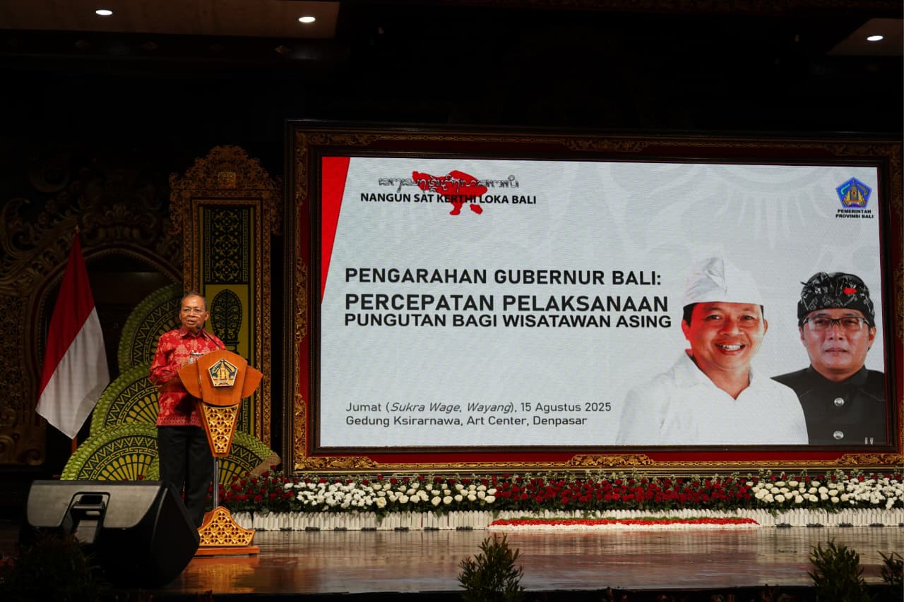 Gubernur Bali Wayan Koster memberikan pengarahan PWA kepada pelaku usaha pariwisata di Art Centre Denpasar.