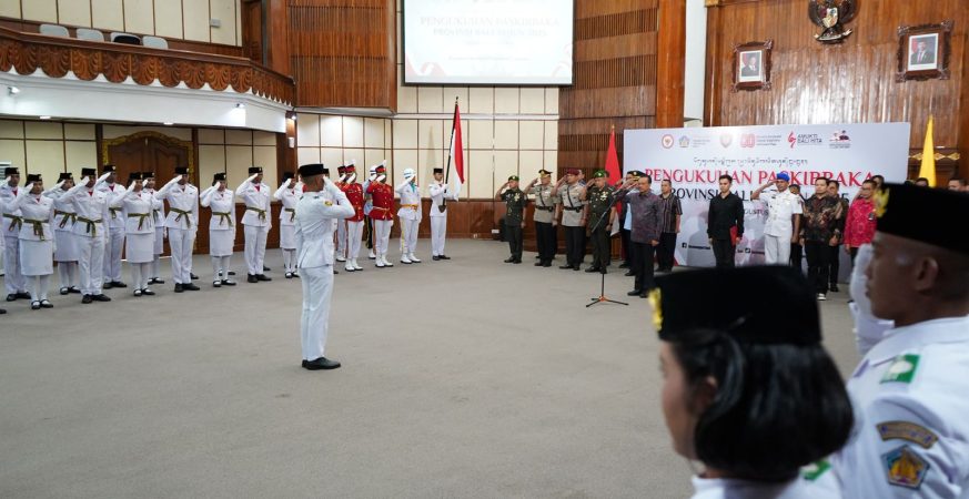 Sekda Bali Dewa Made Indra mengukuhkan anggota Paskibraka Provinsi Bali 2025 di Gedung Wiswa Sabha Utama.