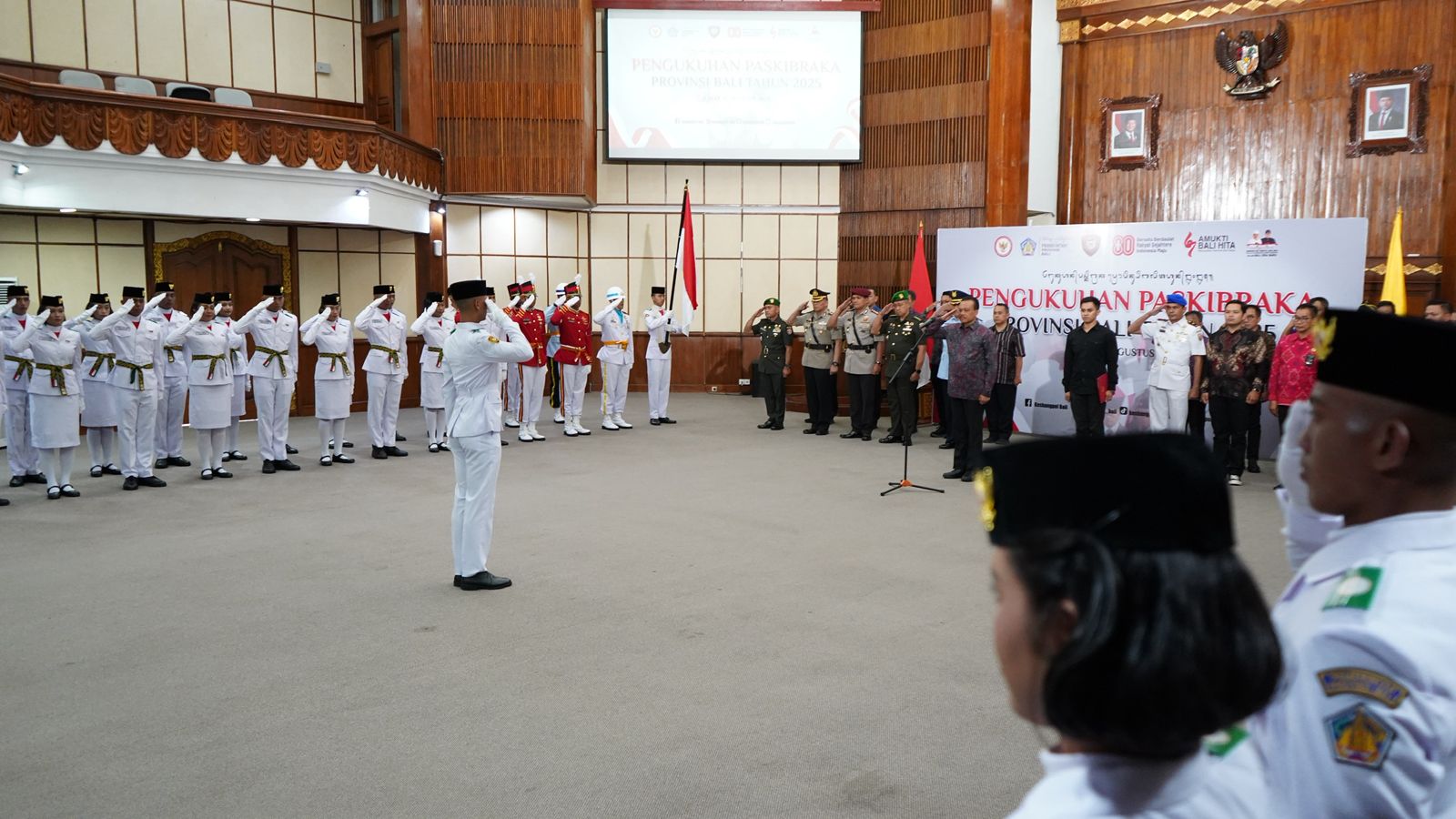 Sekda Bali Dewa Made Indra mengukuhkan anggota Paskibraka Provinsi Bali 2025 di Gedung Wiswa Sabha Utama.