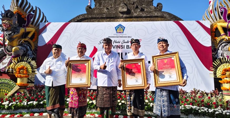 Tiga perangkat daerah Pemprov Bali menerima Penghargaan Adhyasta Prajaniti 2025 dari Gubernur Wayan Koster di HUT ke-67 Provinsi Bali.