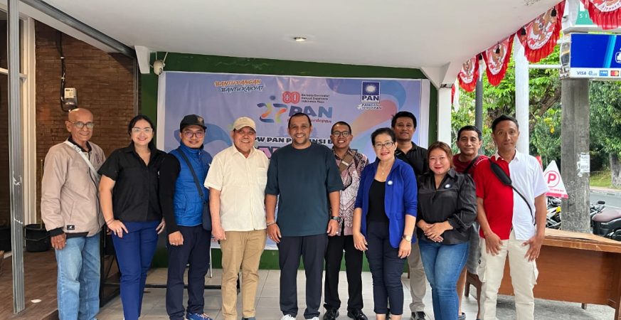 Dewan Pimpinan Wilayah Partai Amanat Nasional (PAN) Bali foto bersama usai menggelontorkan beras kepada warga masyarakat.