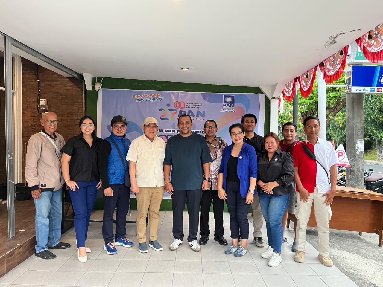 Dewan Pimpinan Wilayah Partai Amanat Nasional (PAN) Bali foto bersama usai menggelontorkan beras kepada warga masyarakat.