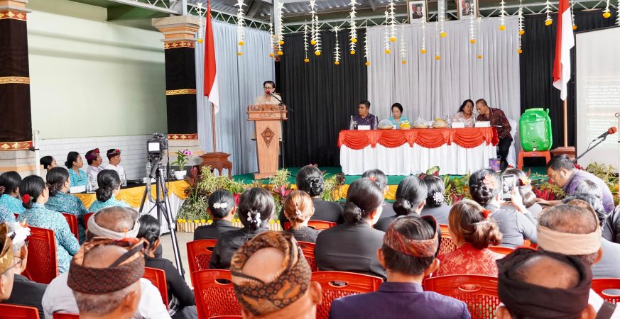 Putri Koster sosialisasi pengelolaan sampah berbasis sumber di Bangli.
