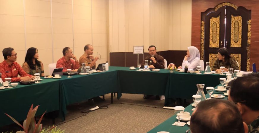 Sekda Bali Dewa Made Indra menegaskan strategi pengelolaan sampah berbasis sumber di Denpasar.