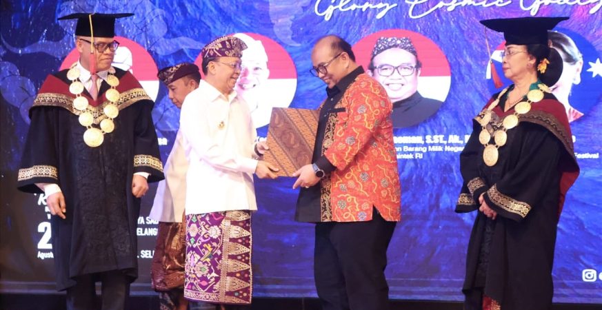 Gubernur Bali Wayan Koster serahkan hibah lahan Pemprov untuk ISI Bali saat wisuda dan festival internasional.