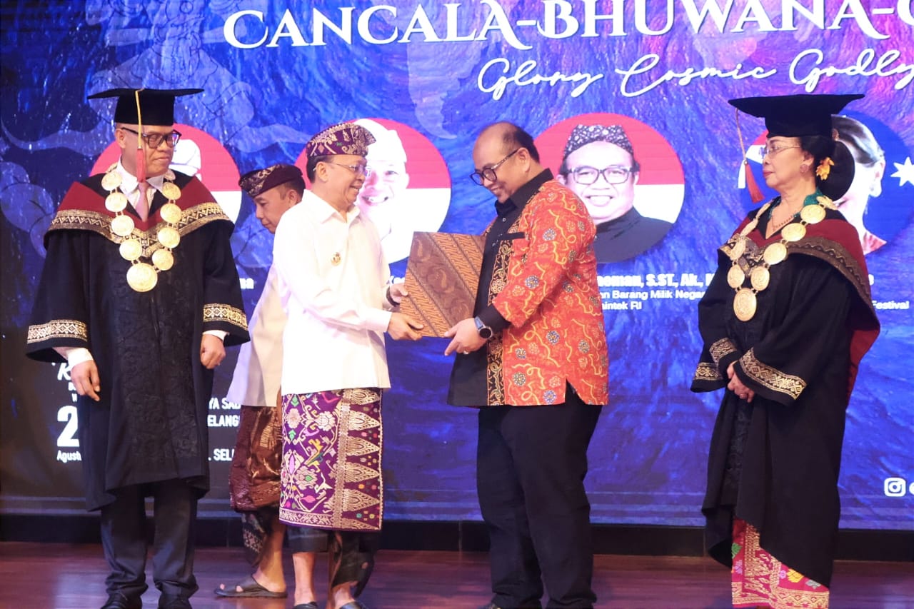 Gubernur Bali Wayan Koster serahkan hibah lahan Pemprov untuk ISI Bali saat wisuda dan festival internasional.