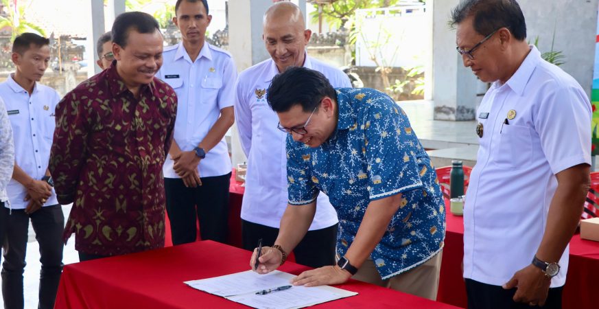 Peresmian PLTS atap di tiga desa Bali oleh IESR dan Pemprov Bali.