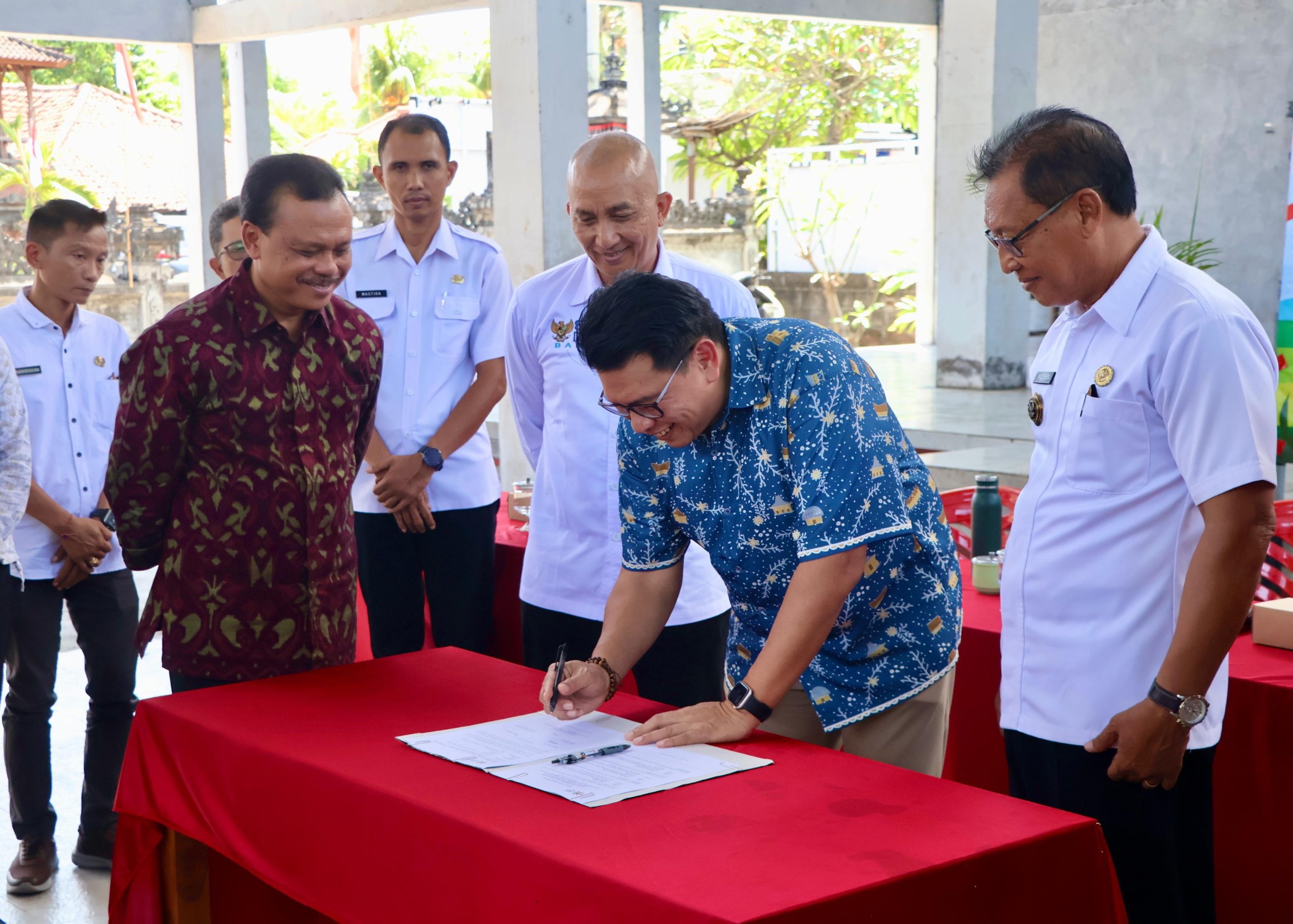 Peresmian PLTS atap di tiga desa Bali oleh IESR dan Pemprov Bali.