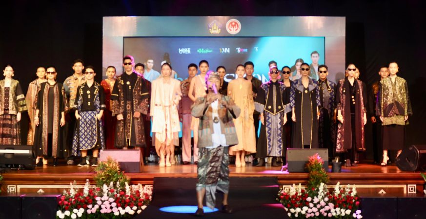 Bali Fashion Parade 2025 tampilkan karya desainer Bali dengan kain tenun endek.
